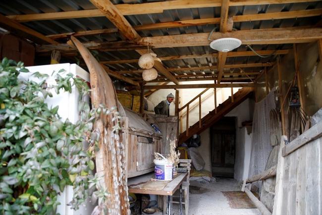 Kurduğu kütüphaneyi "çocuklar üşümesin" diye her gün ısıtıyor